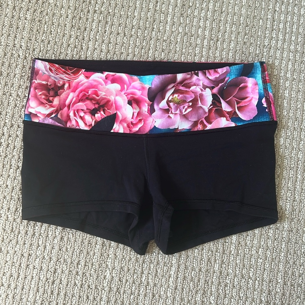 Lululemon reversible 2.5” inseam size 4 tight-fit bike shorts